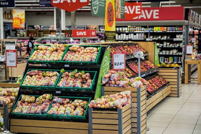 Kleurrijke groenten en fruit op een marktkraam