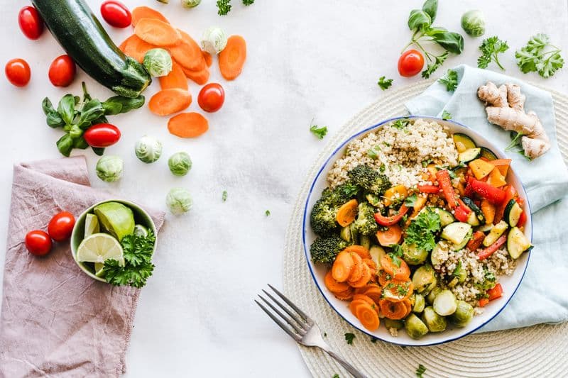 Gezonde saladebowl met groenten van bovenaf